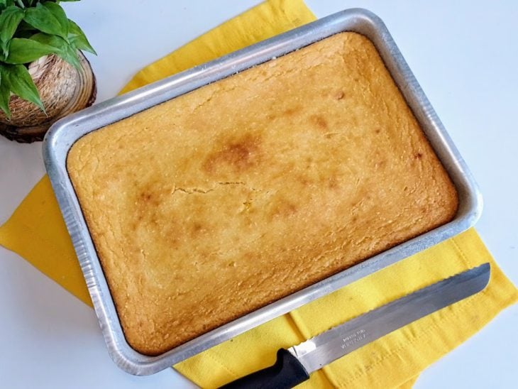 Uma forma contendo bolo de mandioca cozida.