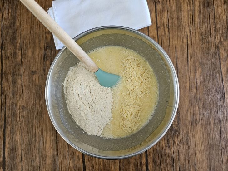 Uma tigela com a mistura de todos os ingredientes do bolo.