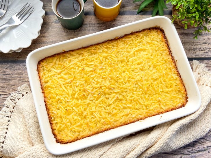 Um refratário contendo bolo de mandioca crua.