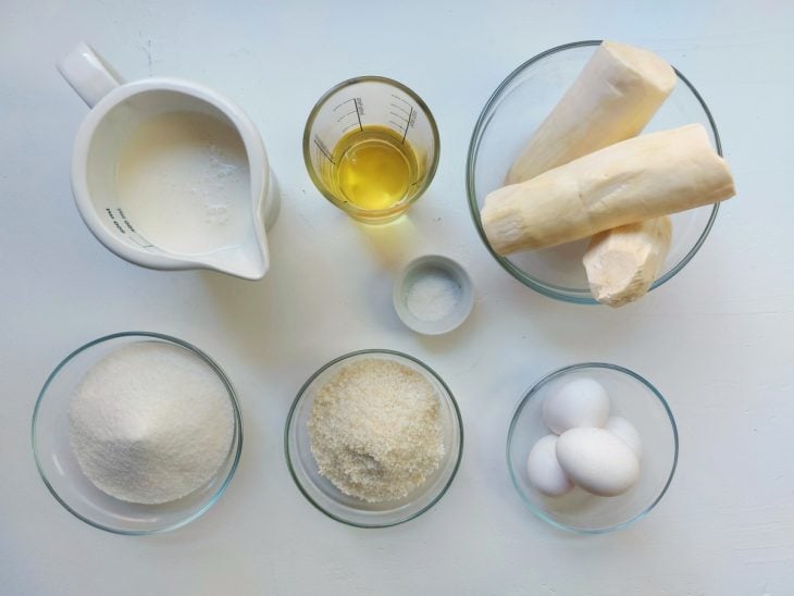 Uma bancada com os ingredientes separados.