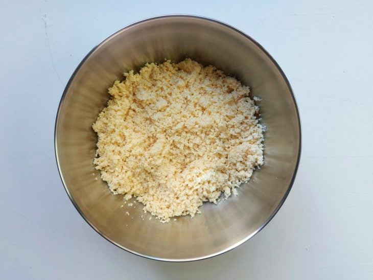 Um recipiente com mandioca triturada.