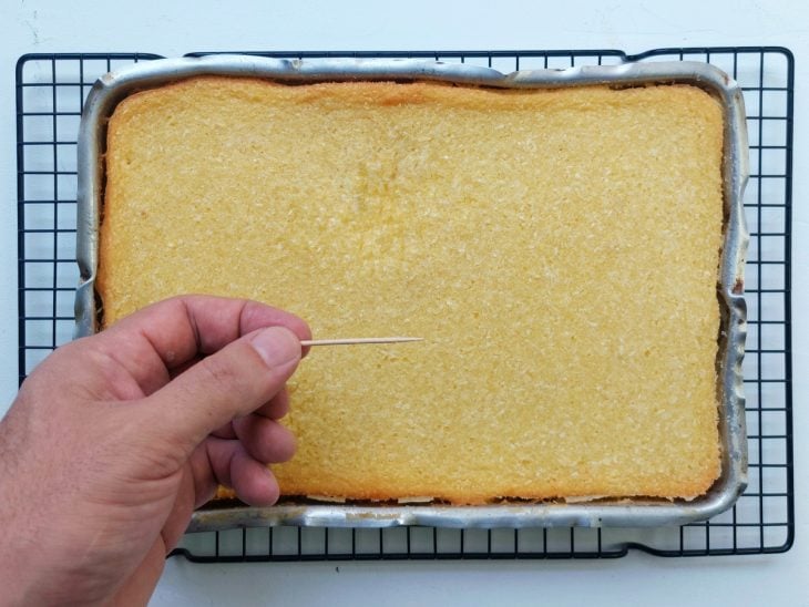 Uma forma com bolo de mandioca após assar.