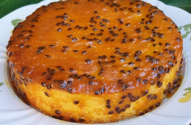Bolo de maracujá com banana