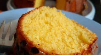 Bolo de maracujá com calda