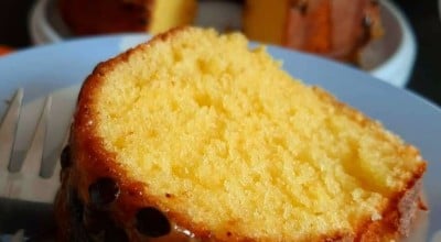 Bolo de maracuja com calda