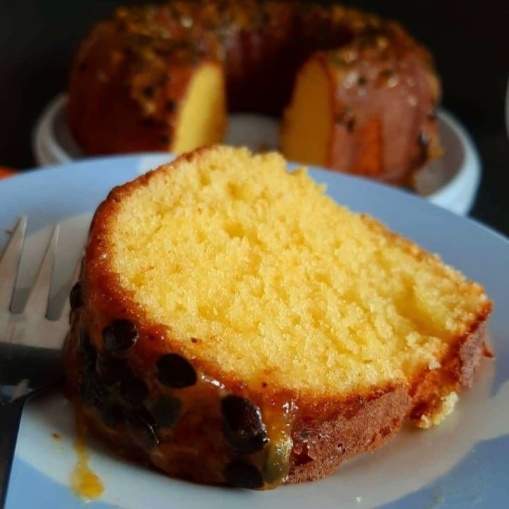 Bolo de maracujá com calda