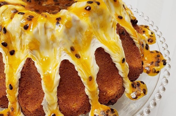 Bolo de maracujá com chocolate branco