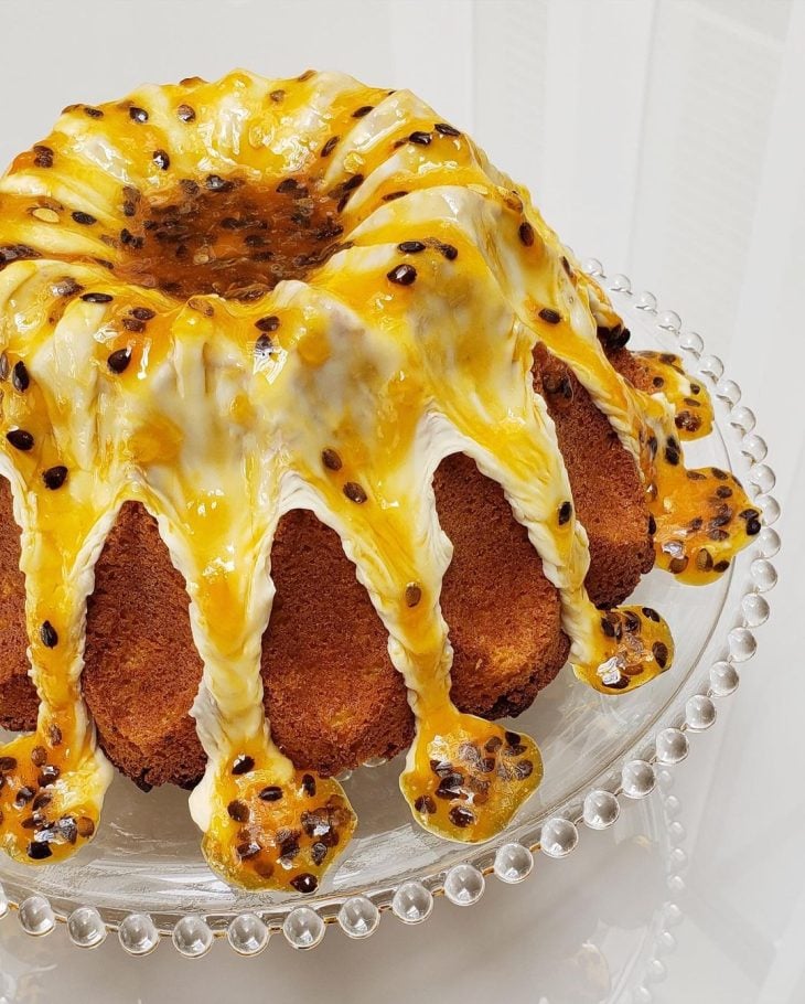 Bolo de maracujá com chocolate branco