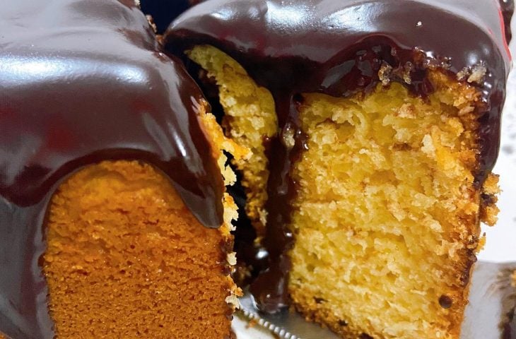 Bolo de maracujá com cobertura de chocolate