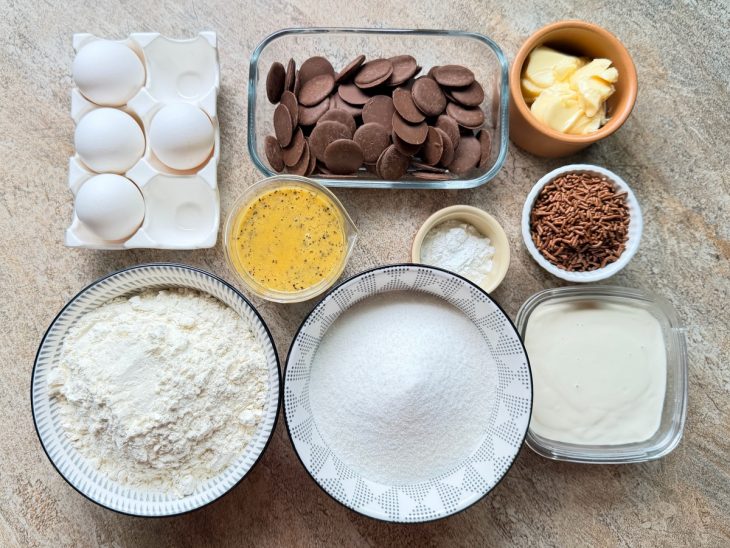 Ingredientes reunidos na bancada.