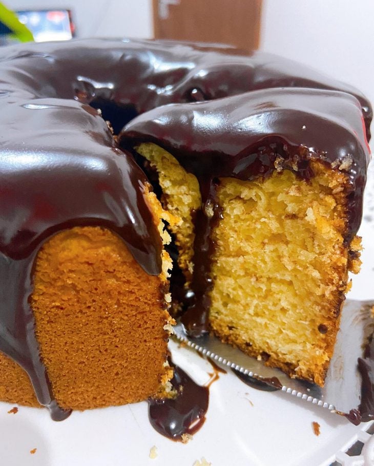 Bolo de maracujá com cobertura de chocolate