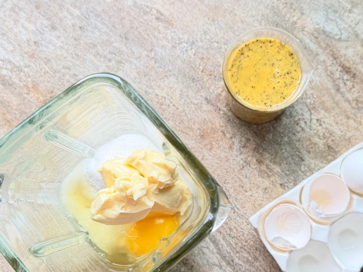 Ingredientes sendo colocados no liquidificador.