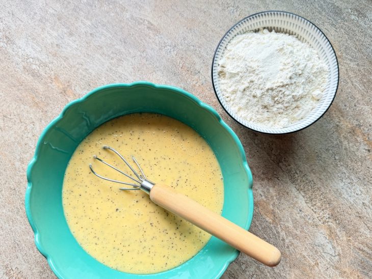 Farinha pronta para ser colocada na tigela com os ingredientes misturados.