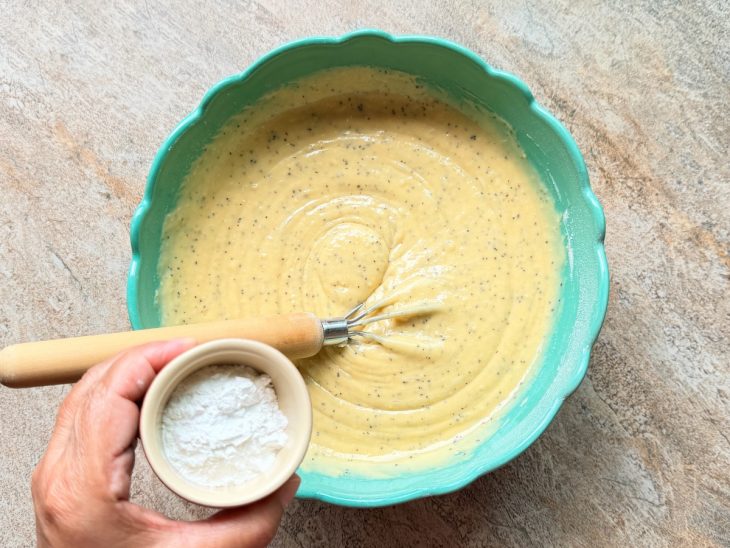 Fermento sendo adicionado na massa.