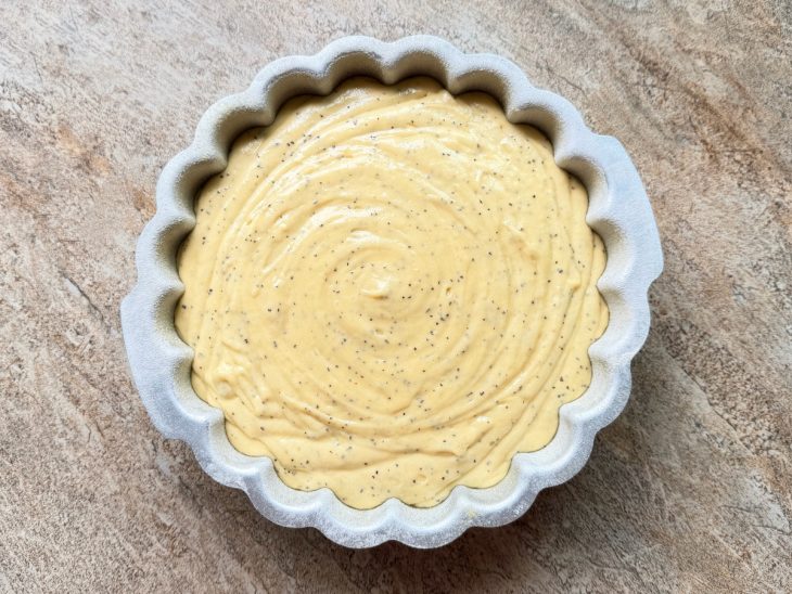 Massa posta na forma.