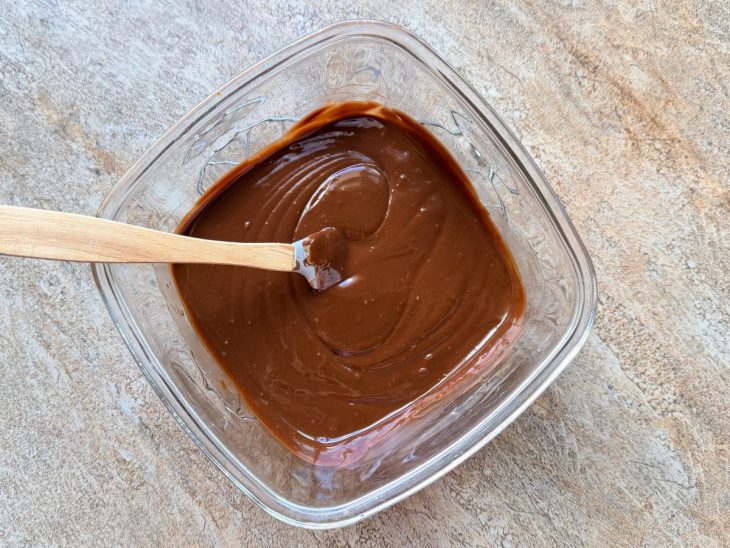 Chocolate derretido na tigela.