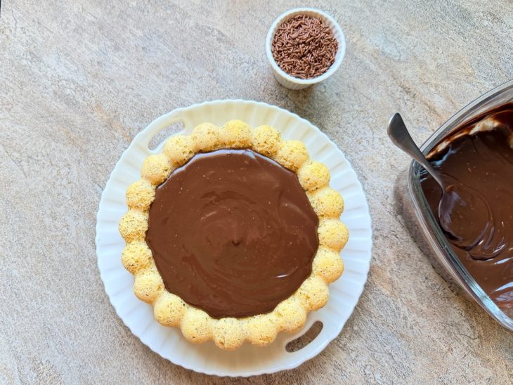 Cobertura adicionada no bolo.