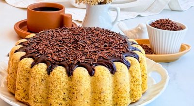 Bolo de maracujá com cobertura de chocolate
