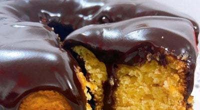 Bolo de maracujá com cobertura de chocolate