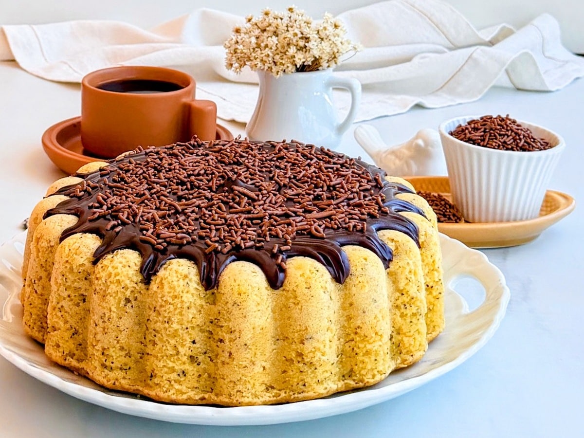 Bolo de maracujá com cobertura de chocolate