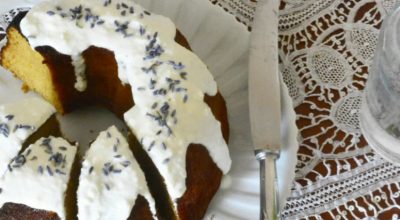 Bolo de mel e lavanda com cobertura de iogurte