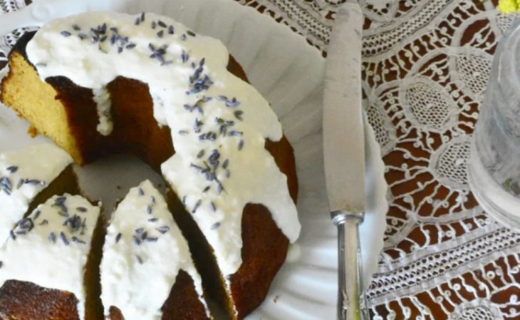 Bolo de mel e lavanda com cobertura de iogurte