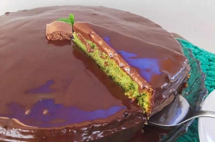 Bolo de menta com cobertura de chocolate
