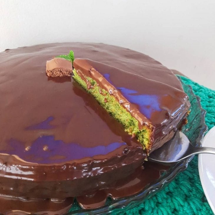 Bolo de menta com cobertura de chocolate