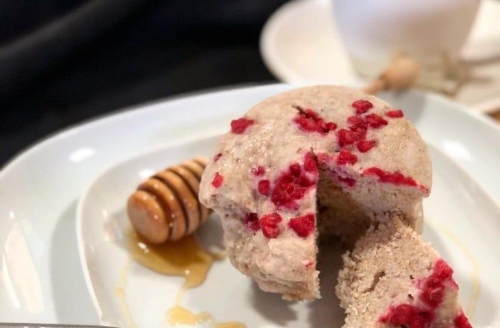 Bolo de micro-ondas de framboesa