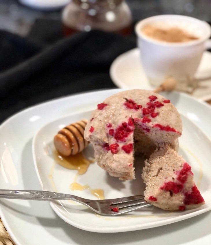 Bolo de micro-ondas de framboesa