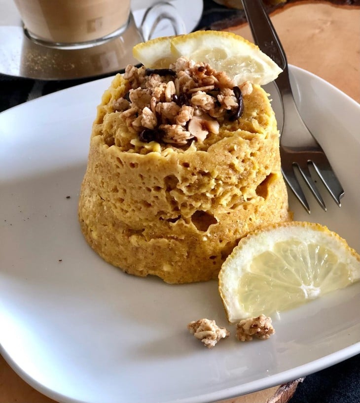 Bolo de micro-ondas de granola e limão