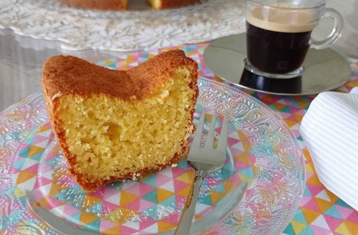 Bolo de milharina com iogurte