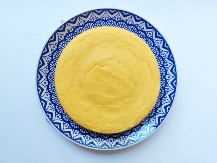 Bolo de milho assado e desenformado.