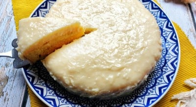 Bolo de milho com cobertura de cocada