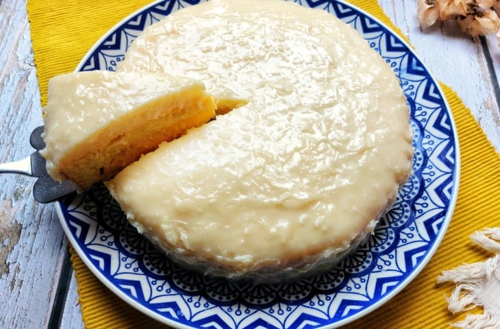 Bolo de milho com cobertura de cocada