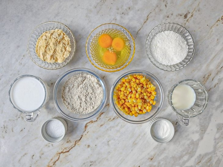 Ingredientes reunidos na bancada.