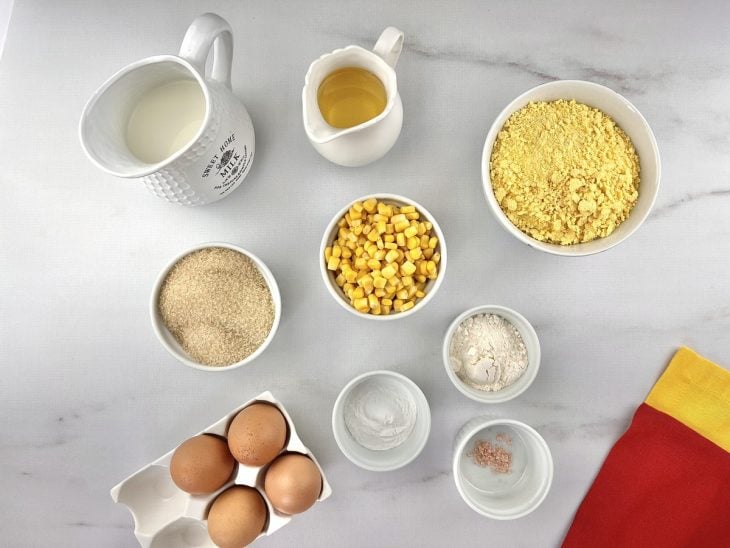 Uma bancada com os ingredientes separados.