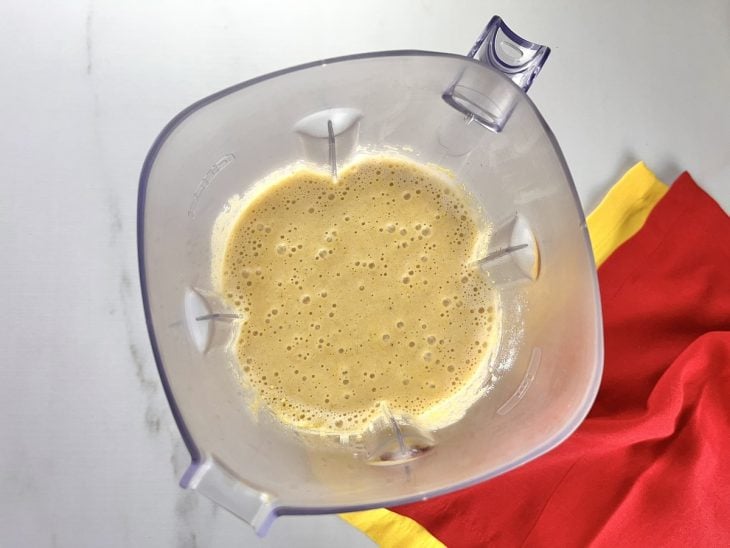 Um liquidificador com a mistura de todos os ingredientes da massa.