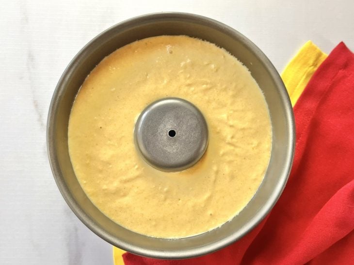 Uma forma untada com a massa do bolo crua.