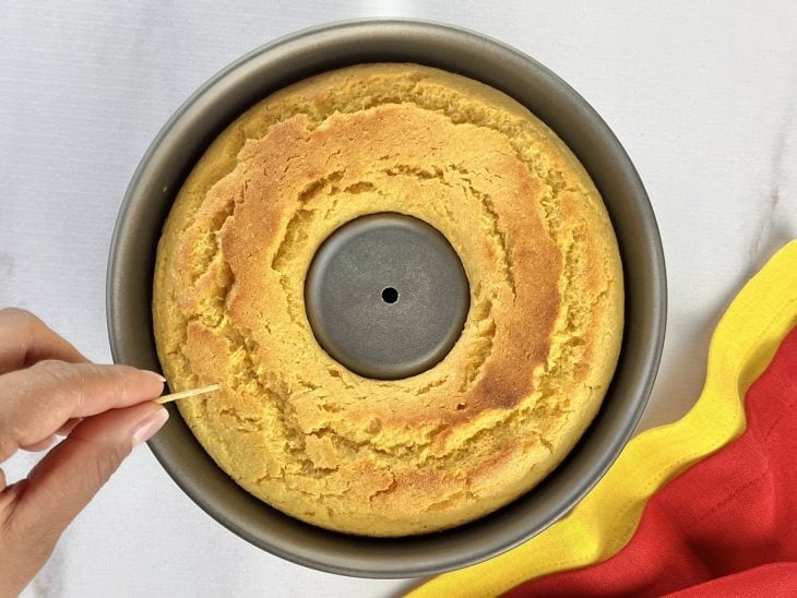 Uma forma com a massa do bolo assada.