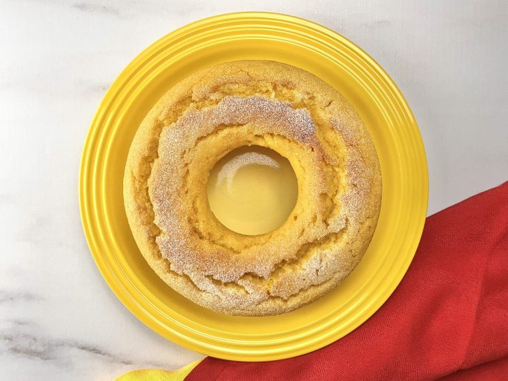 Um prato contendo bolo de milho com farinha de milho.