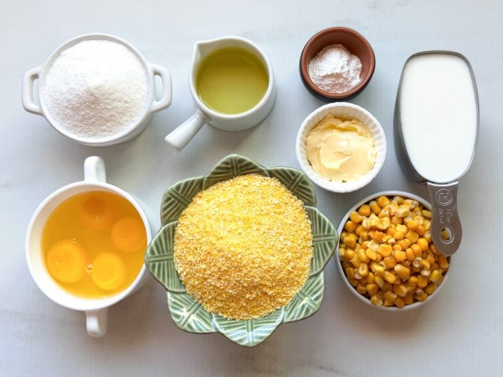 Ingredientes reunidos na bancada.