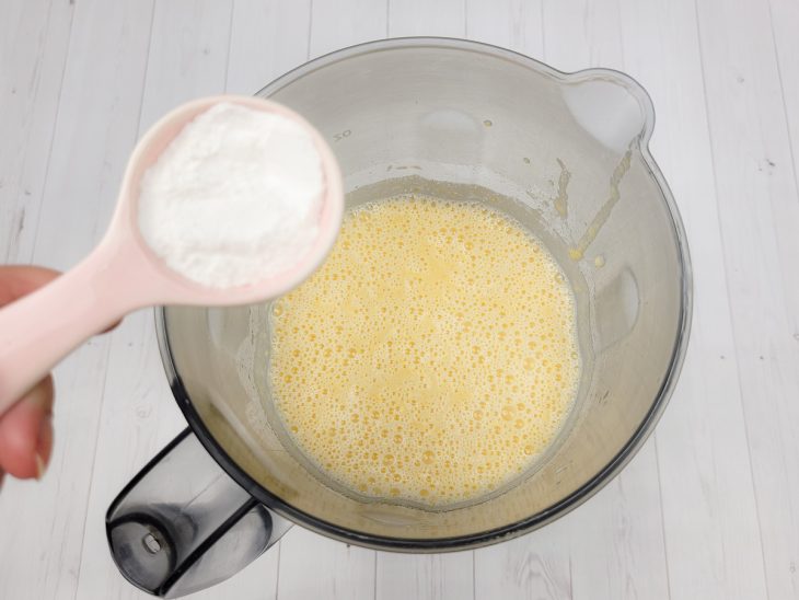 Um liquidificador contendo a mistura de milho, ovos, leite, óleo, açúcar, flocão e fermento.