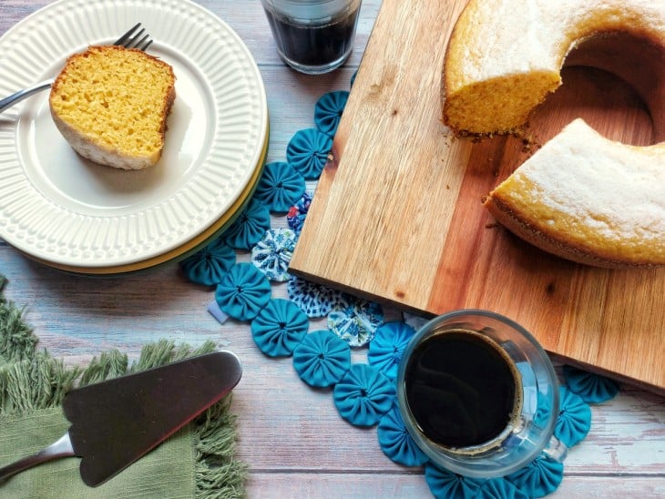 Bolo de milho com fubá pronto e um pedaço.