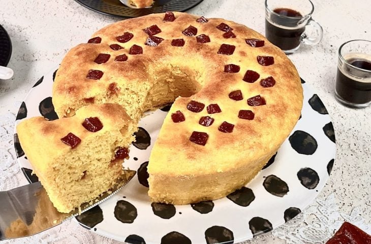 Bolo de milho com goiabada