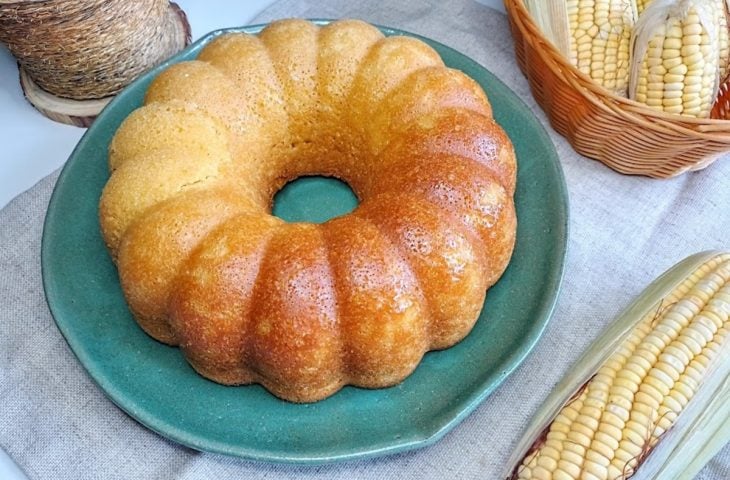 Bolo de milho com leite condensado