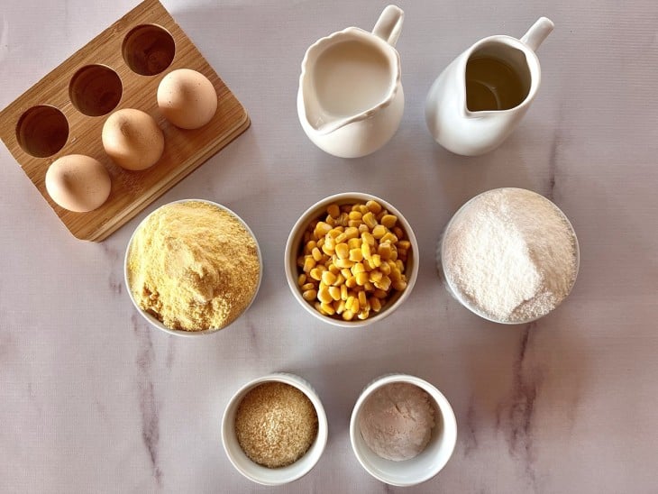 Ingredientes do bolo de milho com queijo cremoso reunidos.