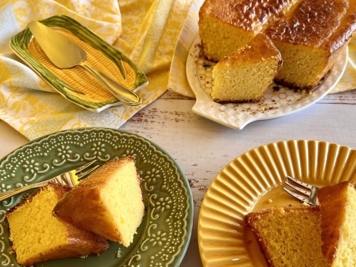 Bolo de milho com queijo cremoso servido em pratos.