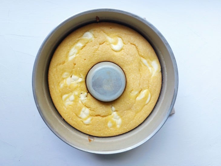 Forma redonda com furo no meio com bolo de milho com requeijão assado.