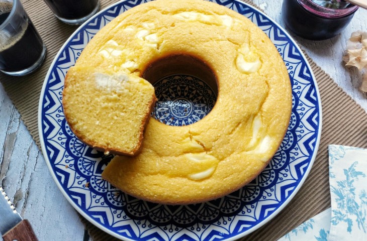 Bolo de milho com requeijão